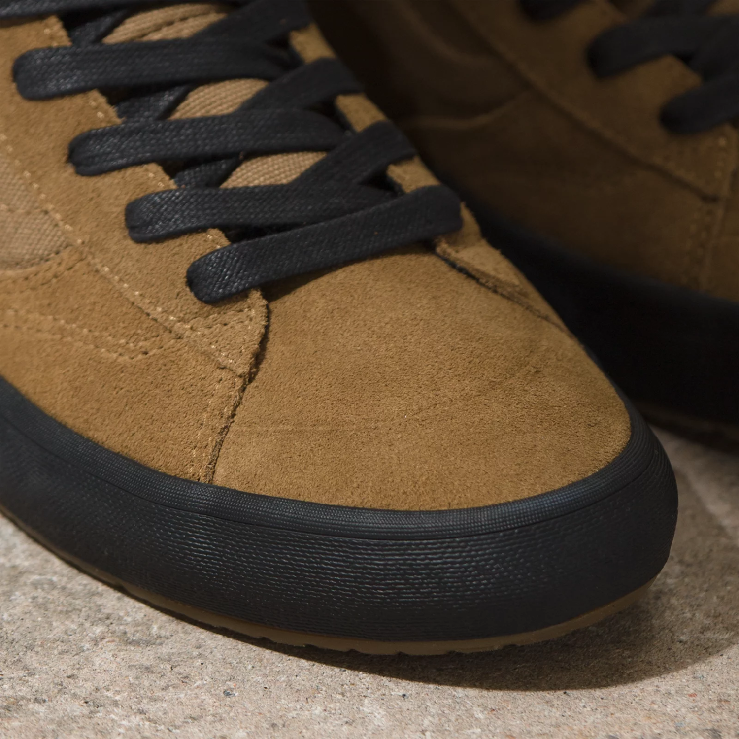 Vans The Lizzie Women's Skate Shoe Close Up - Dirt/Black